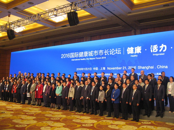 一、国际健康城市论坛大会上，国务院副总理刘延东作了“建设健康城市 努力增进人民健康福祉”的演讲，并与出席第九届全球健康大会的100余位中外市长们亲切留影。 人民政协网记者   张春莉  摄影