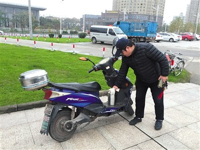 11月20日，陈思骑电动车巡江。由于每次出去就是一整天，他都会自备一个水壶。