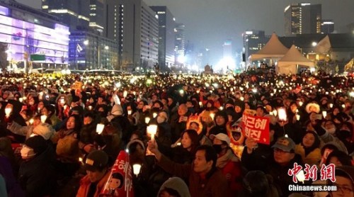 11月26日，韩国爆发“亲信干政”事件后第五轮大规模集会。首尔示威人群一度游行至距离青瓦台仅200米左右的街道，要求总统朴槿惠辞职对该事件负责。