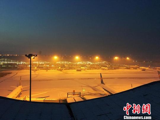 11月28日，乌鲁木齐国际机场遭冻雾侵袭致航班延误或取消。　朱柏霖 摄