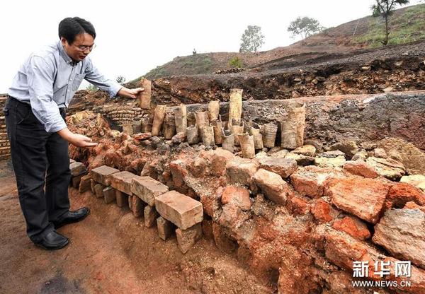 在桐木岭矿冶遗址，考古工作者在展示用于提炼矿物的坩埚（11月18日摄）。
