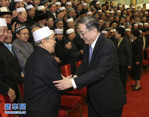 11月28日，中共中央政治局常委、全国政协主席俞正声在北京人民大会堂会见中国伊斯兰教协会新一届领导班子成员，并与出席中国伊斯兰教第十次全国代表会议的代表合影留念。新华社记者 庞兴雷 摄