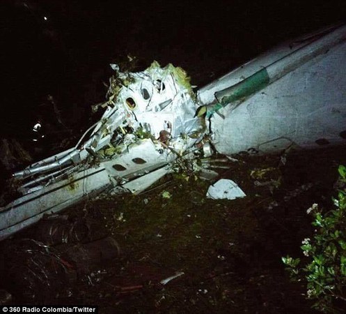 载有巴西足球队员的飞机坠毁 目前13人生还