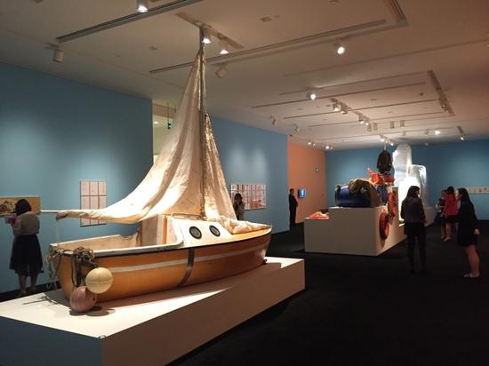 程然《奇迹追踪》荷兰艺术家乘坐小舟失踪故事中的小舟道具
