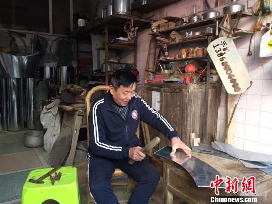 浙江平阳：七旬老人坚持手工制作铝制品五十年
