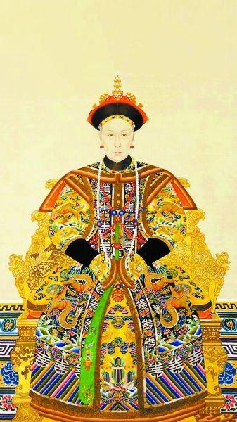 用中国技法画的慈禧太后朝服像，明显比西洋画中的慈禧显得严厉。