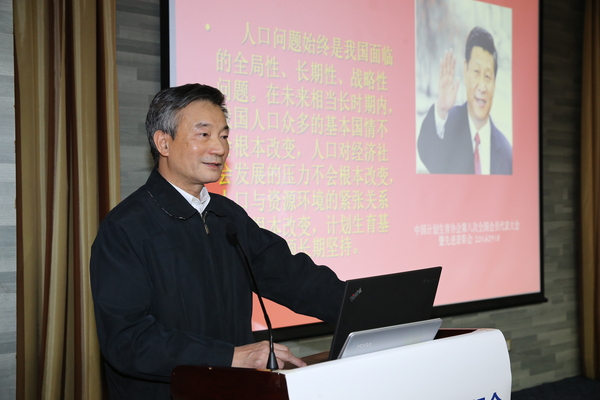 一、11月26日，全国政协副主席、民进中央常务副主席罗富和在人口与发展高级资讯会上阐述中国转型期人口发展战略。 王克明  摄