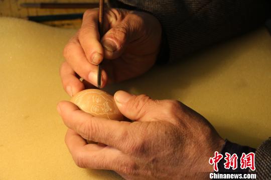 河北农民自学蛋雕艺术20余年雕刻“万千世界”