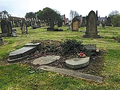 英国圣约翰墓园，已倒塌的水兵墓地。