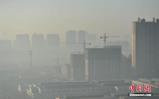图为1日早上8点左右的石家庄街头，在建楼盘被雾霾笼罩。 <a target='_blank' href='http://www.chinanews.com/'>中新社</a>记者 翟羽佳 摄