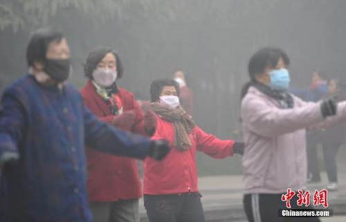 12月4日，河北省气象台在不同时段分别发布了大雾红色预警信号和霾红色预警信号。<a target='_blank' href='http://www.chinanews.com/'>中新社</a>记者 翟羽佳 摄