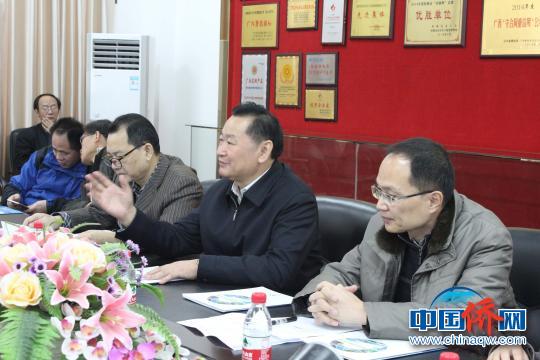 中国侨网汤桂荔（右二）耐心听取桂林电线电缆集团负责人情况介绍。　陆汉宝　摄