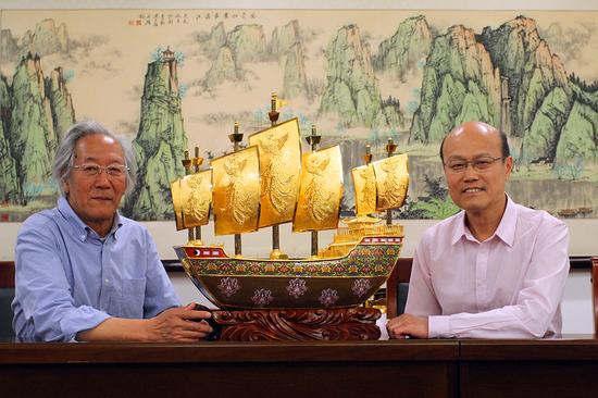 双国礼《友谊之船》由北京工美集团总工艺师郭鸣、中国工艺美术大师霍铁辉联袂创作