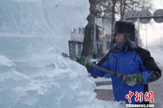 6日，被称为“中国最冷小镇”的呼中地区迎来今冬低温新纪录。图为极寒天气中的呼中镇。　董秉峰 摄