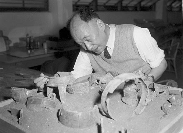 上世纪60年代初，李济在台湾“中研院”史语所做破损铜器粘合试验
