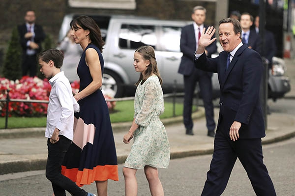 7月13日，卡梅伦夫妇及孩子们一同离开唐宁街10号，正式结束首相生涯