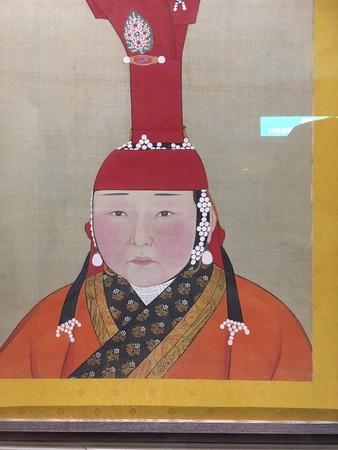 日本女学生逛台北故宫博物院 意外发现撞脸元朝皇后