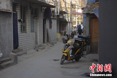在北京丰台区一棚户区里，居住着很多外来务工青年。汤琪 摄