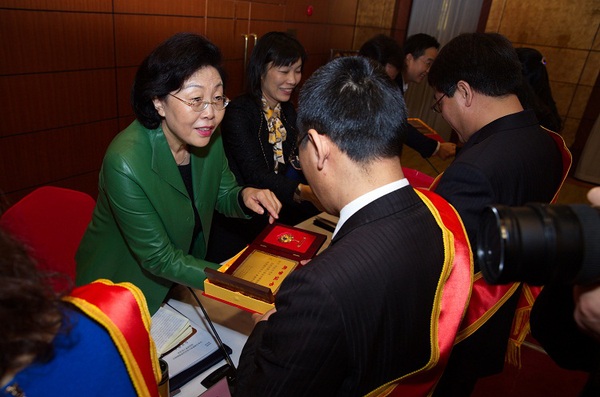 三、中国法律援助基金会理事长张彦珍（左一）等给项目示范单位、项目管理先进个人、优秀案件承办人颁发证书。韩京明 摄