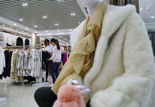 澳媒称澳大利亚“假皮草”大衣中国热卖：只有羊毛没有皮