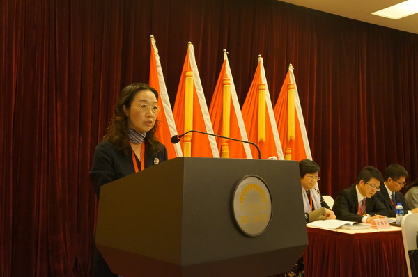 大会主席团主席、民进厦门市委主委吴丽冰作工作报告。（记者 照宁摄）4