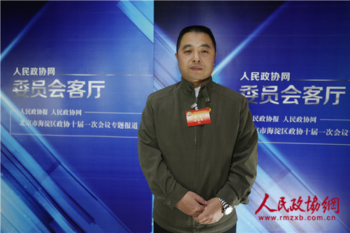 图为北京市海淀区政协委员刘宝柱在访谈现场留影。王洪泽 摄