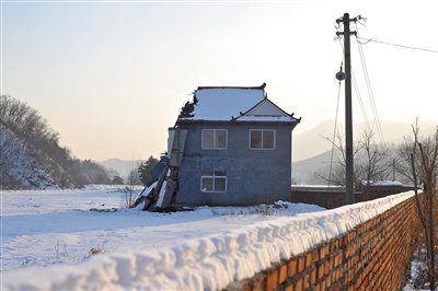 12月14日下午，残存的岫岩县偏岭镇丰富村村部二层楼房还在讲述着那次泥石流灾害的惨烈。