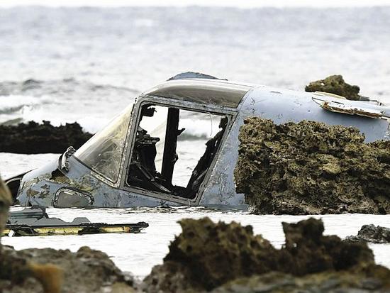 12月14日，坠毁的“鱼鹰”运输机残骸露出水面。（新华/路透）