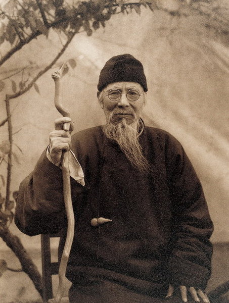 近现代中国绘画大师齐白石 （1864年1月1日─1957年9月16日）曾任中央美术学院名誉教授、中国美术家协会主席等职