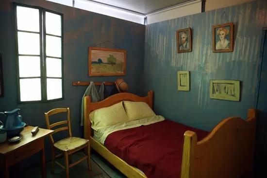 “梵高的卧室”展览中搭建的实物小屋 图片：芝加哥艺术博物馆官网
