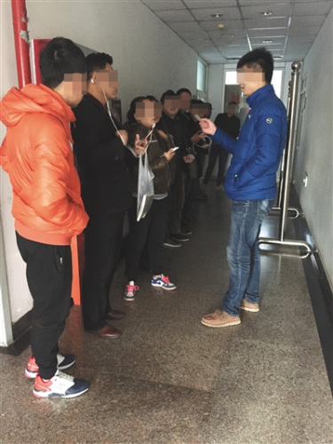 10月31日，北京某三甲医院内，招募中介查看受试者身份证。　摄影/新京报记者 王飞