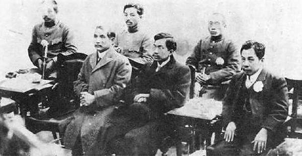 1912年3月，王宠惠（前排右二）陪同孙中山参加辛亥革命烈士追悼会