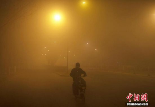 12月18日，北京市民在雾霾中出行，能见度极低。从12月16日开始，北京遭遇今冬以来最严重的区域性空气重污染过程，预计持续时间超过5天。对此，北京市空气重污染应急指挥部于12月15日提前发布今年首个空气重污染红色预警，12月16日20时启动各项应急措施，其中包括机动车单双号