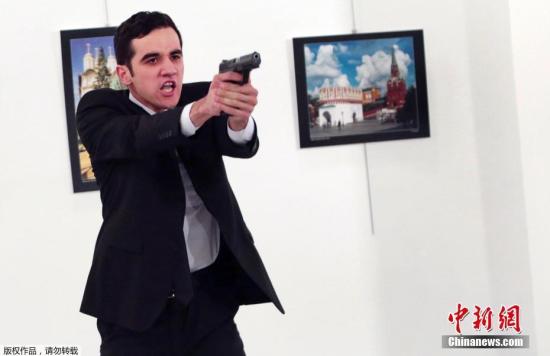 俄罗斯外交部证实俄驻土耳其大使安德烈·卡尔洛夫12月19日在安卡拉出席一个展览活动时被枪击身亡。图为刺杀安德烈·卡尔洛夫在男子举着手枪。