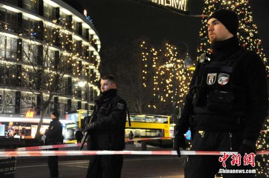 当地时间12月19日晚，德国首都柏林市中心布赖特沙伊德广场圣诞市场遭一辆货车闯入。截至当晚23时，事件已造成至少9人死亡、数十人受伤。图为事发后，柏林警方派出大批警力将事发市场周边全面戒备。<a target='_blank' href='http://www.chinanews.com/'>中新社</a>记者 彭大伟 摄