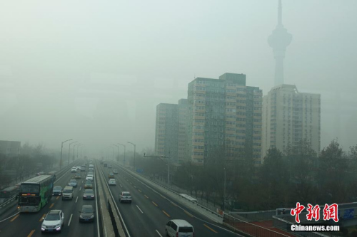 12月20日，北京西三环笼罩在雾霾中，因单双号限行路上车辆明显减少。<a target='_blank' href='http://www.chinanews.com/'>中新社</a>记者 盛佳鹏 摄