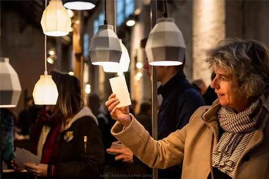 #参观者在欣赏Yvon Visser的灯饰作品 #