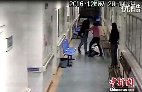 图为女医护人员从椅子上滚落倒地.　网络视频截图 摄