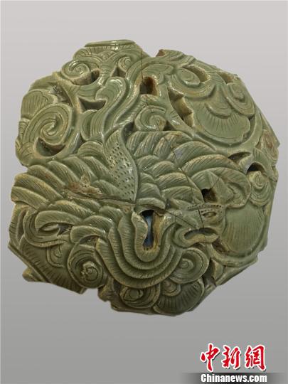 图为出土的镂雕凤纹香薰盖残片  宁波市文物考古研究所供图