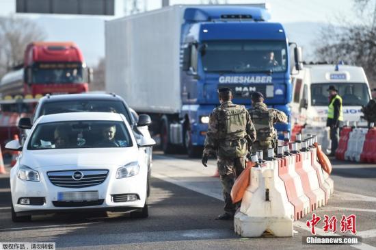 当地时间2016年12月22日，法国Ottmarsheim，德国警察在德法边境检查过往车辆。德国对卡车恐袭疑犯发出全欧范围通缉令，悬赏10万欧元。