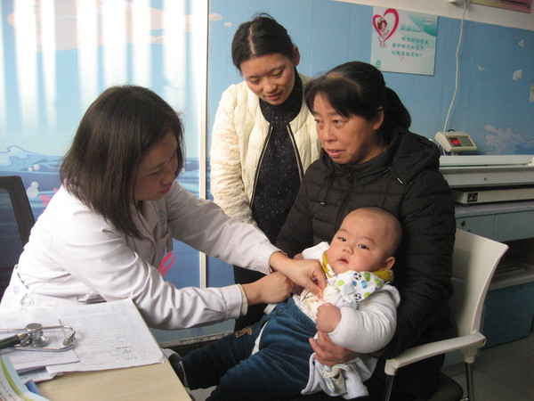 西安市碑林区东关南街社区医院的医务工作者在为幼儿做健康体检。人民政协网记者  张春莉