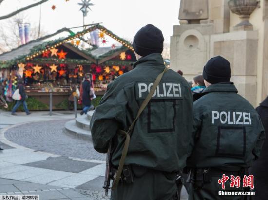 当地时间12月21日，德国柏林遭遇恐袭的圣诞市场重新开放，警察持冲锋枪加强安保巡逻。