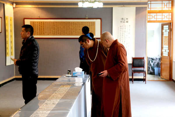 佛教界人士参观展览