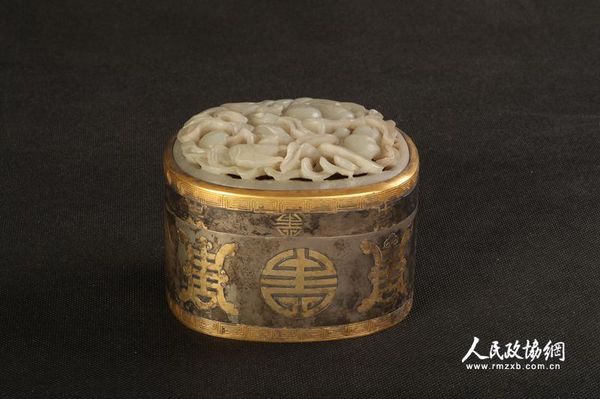 1.2.44-鑲玉万寿纹椭圆形银香盒（13640 C2460）河北博物院藏