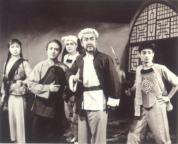 尚长荣（右二）在现代京剧《青杨寨》中饰老支书