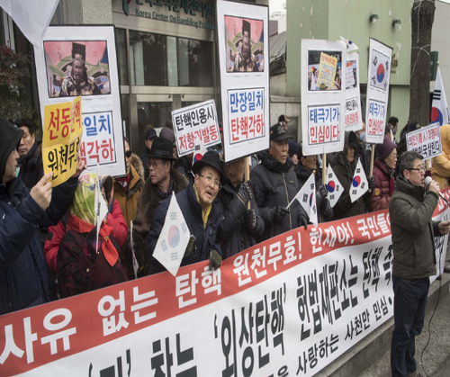 朴槿惠支持者举包青天头像集会 抗议总统弹劾