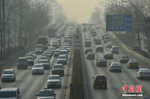 2016年12月19日，北京遭遇雾霾天气，图为道路上行驶的车辆。<a target='_blank' href='http://www.chinanews.com/' >中新网</a>记者 金硕 摄