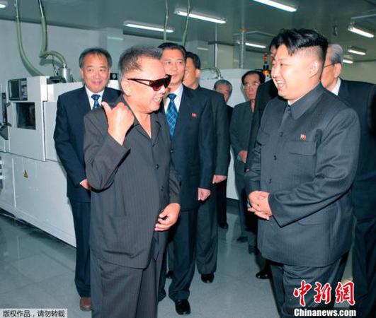 朝中社2011年9月11日发布的照片显示，金正恩(右)陪同金正日视察平壤Mokran视频公司。