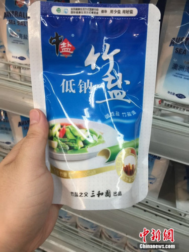 超市中在售的价位比较高的低钠盐。<a target='_blank' href='http://www.chinanews.com/' >中新网</a> 吴涛 摄