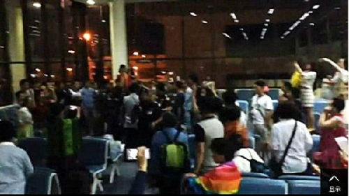 资料图片：中国游客曾大闹曼谷廊曼机场，高声唱中国国歌“义勇军进行曲”。（网络截图）